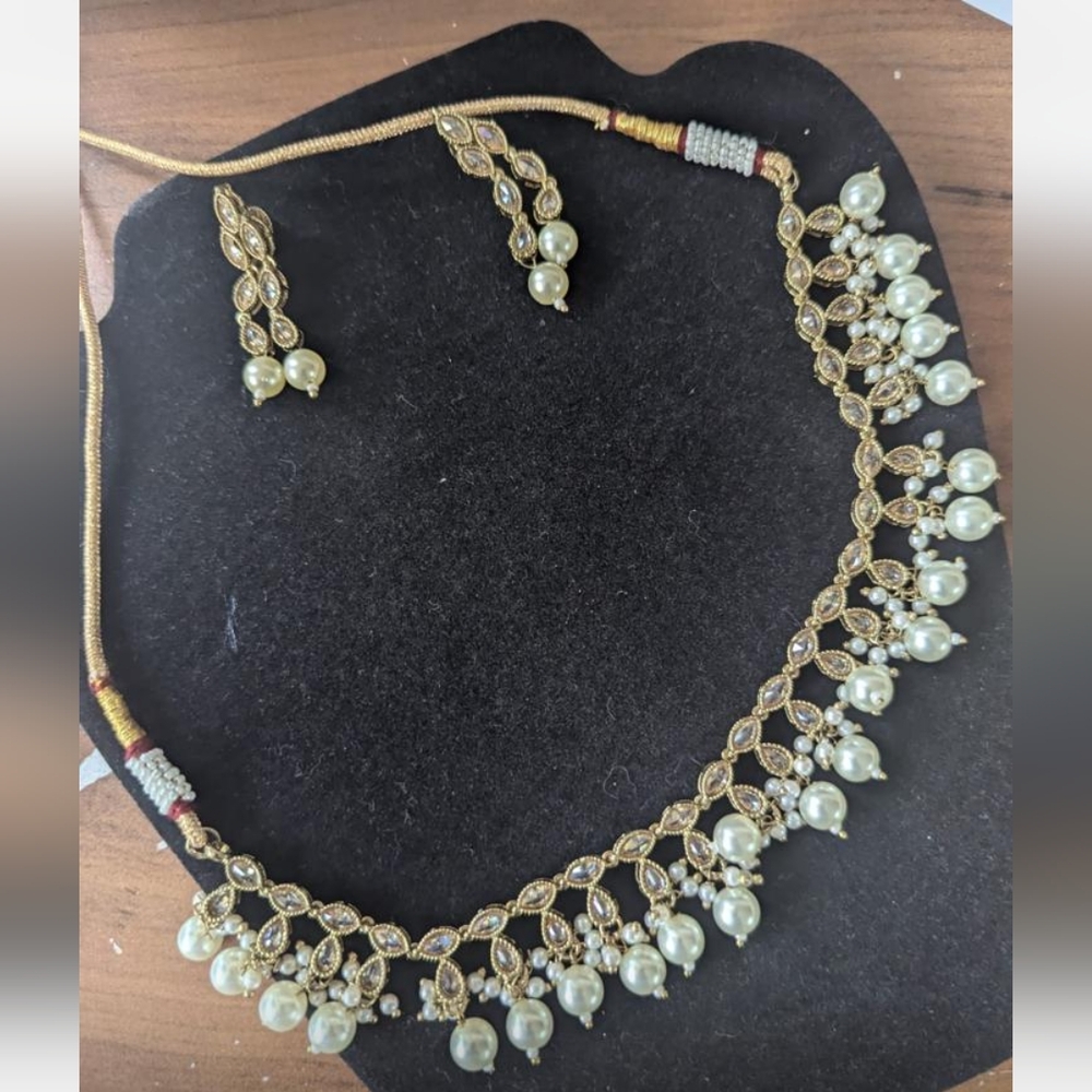 Indian wedding necklace (stones and pearls)